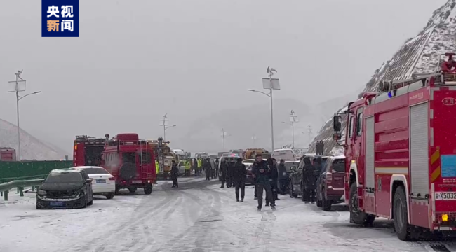 兰州因降雪致一路段发生30余辆车相撞事故