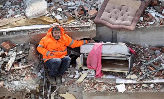 土耳其地震心碎一幕：父亲废墟中紧握遇难女儿的手拒绝放开！
