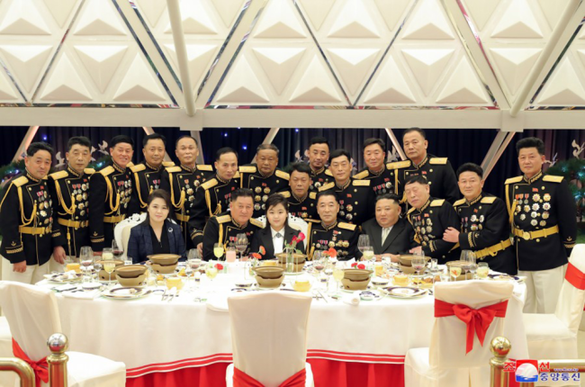现场！金正恩与女儿手牵手出席建军节庆祝宴会 合影照片曝光了