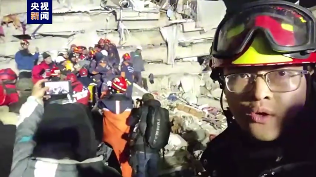 中国救援队从土耳其废墟救出一名孕妇 感受生命顽强