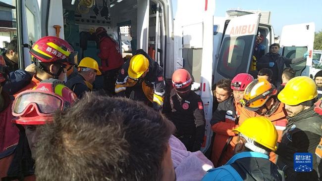 中国救援队与土耳其救援队合作救出一名女性幸存者