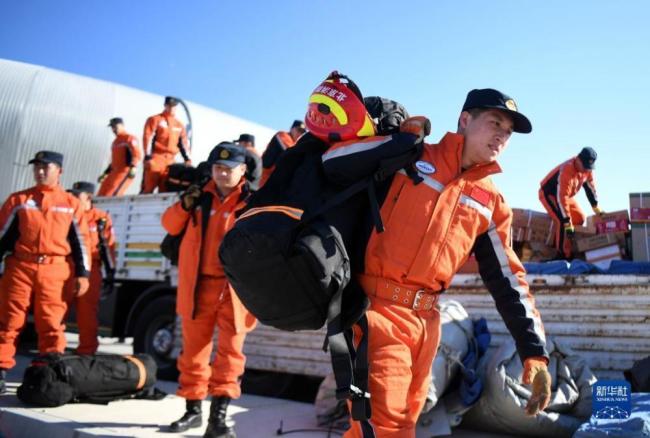 救援队影像日志·2月9日丨中国多支救援队奔赴灾区