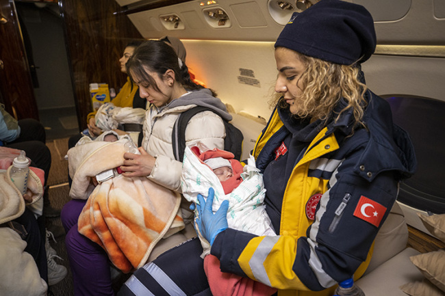 土耳其16名幸存婴儿乘总统专机撤离，这些婴儿都不足1岁