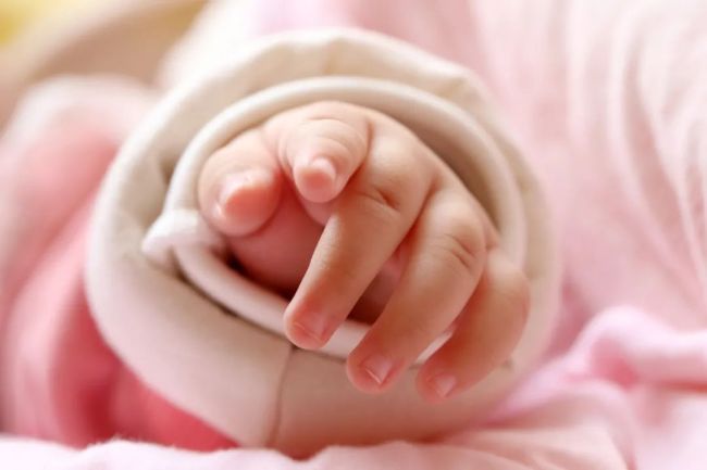 “降低法定婚龄到18岁”引热议 网友：大可不必吧！