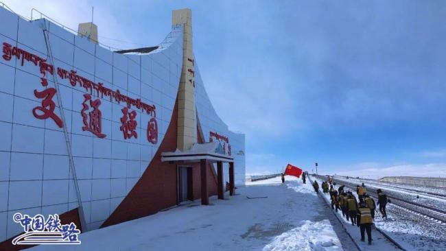 大雪中行进的列车，有多美？