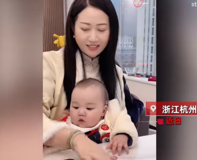 49岁冻龄姥姥帮女儿带娃 出门总被误认是母子