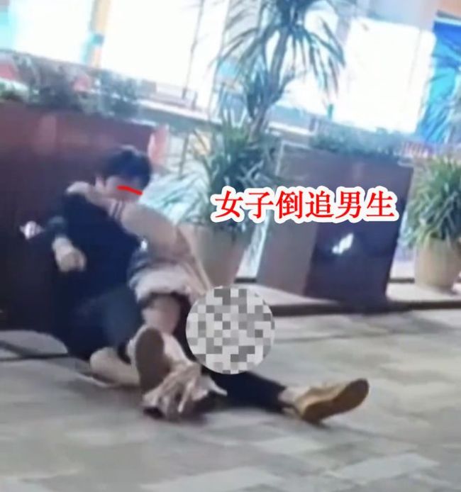 女孩表白被拒后 当街扑倒男生，网友：男孩子在外要保护好自己