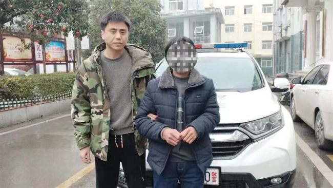 男子抢劫156元后潜逃 藏山洞14年,终于投案自首