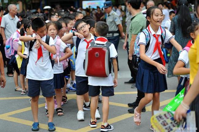 小学校服860元一套引争议，校方回应：一共四套，采取自愿原则……