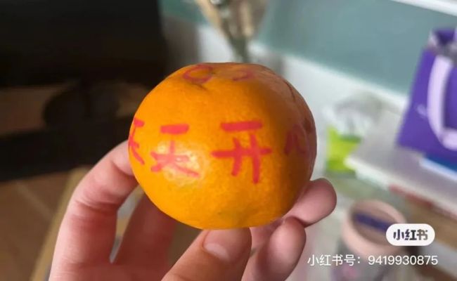 老师用小纸条鼓励学生：“小纸条给你，悄悄地看”