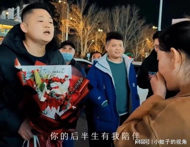 小伙坐17小时火车去求婚 一大篇情话震惊了路人