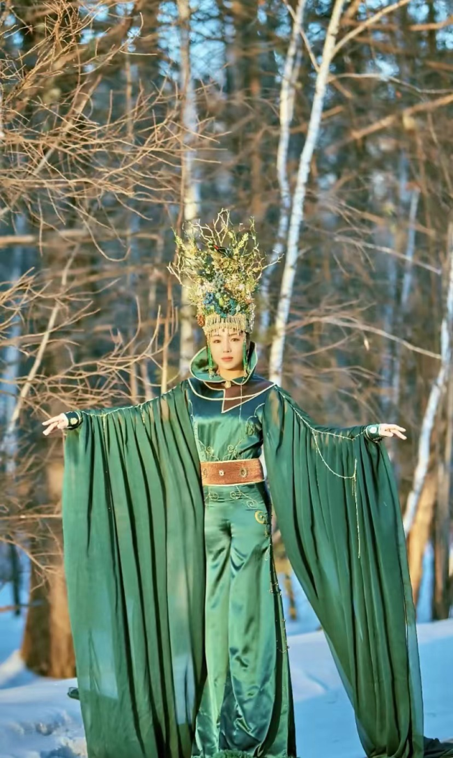 女文旅局长回应公款拍写真：衣服借的！拍完喝了两壶姜汤