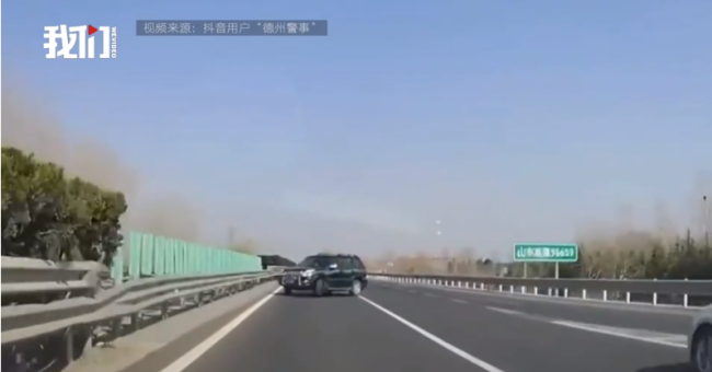 越野车高速调头逆行 后车险相撞