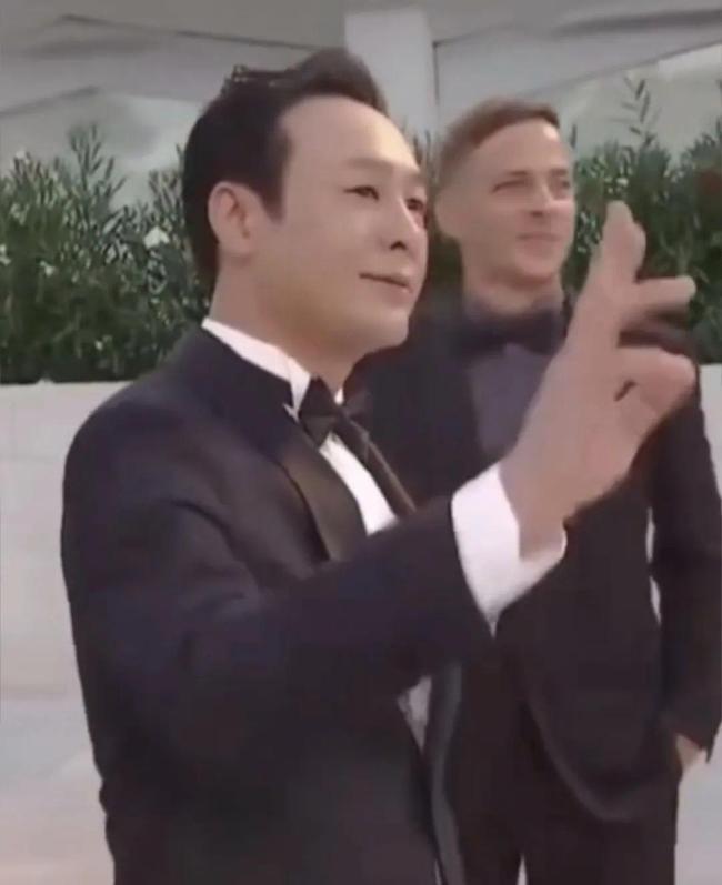 张颂文出席威尼斯电影节 “强哥”也太帅了吧