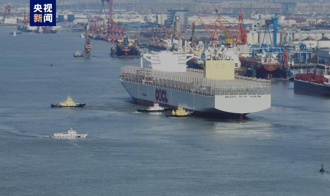 我国新一代高性能超大型集装箱船出江试航