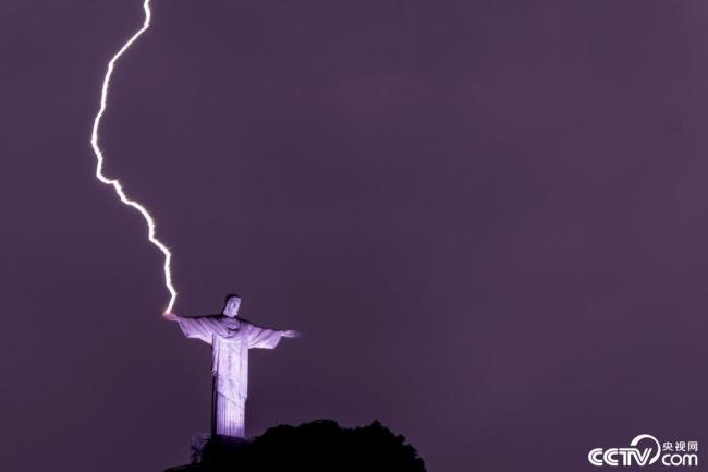 巴西里约热内卢：闪电击中耶稣像