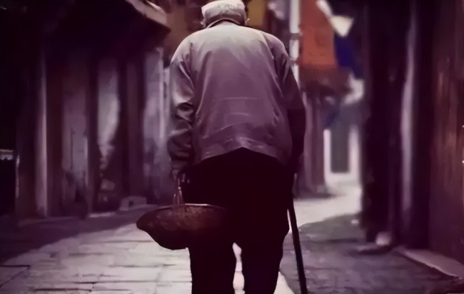 爷爷颤颤巍巍去见孙子最后一面 泪目！白发人送黑发人