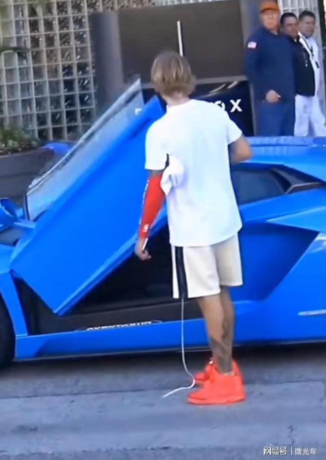 广州一男子西海岸打扮坐地铁，网友：看着就尴尬 已经抠出来一套三室一厅了