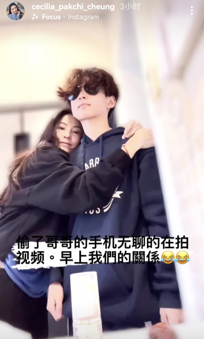 张柏芝与次子花式摆拍，越来越像谢霆锋 身高已经超过妈妈