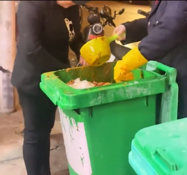 俩大妈火锅店门口收泔水