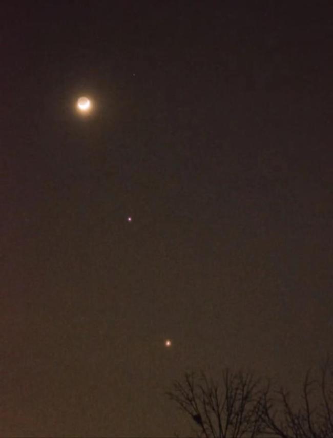 多地民众拍到三星连珠 目击者：很震撼！
