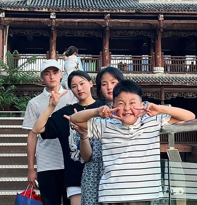 当爸爸被23岁女儿第一次请吃火锅 父亲不停拍视频记录 女儿：没见过他吃饭这么高兴