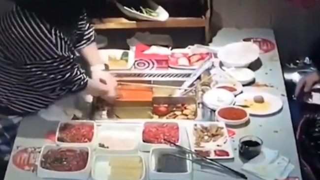 女生抢手机未果掀翻火锅：滚烫火锅泼向男友全身！