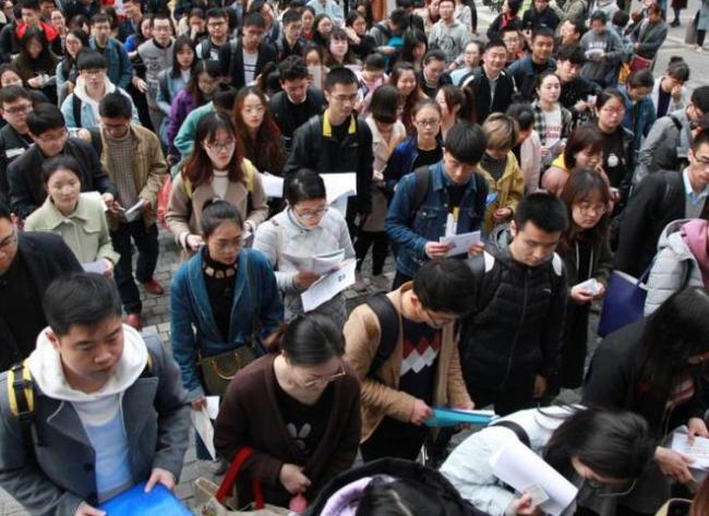 教师退出机制引发争议 网友：教师也要末位淘汰了？ 