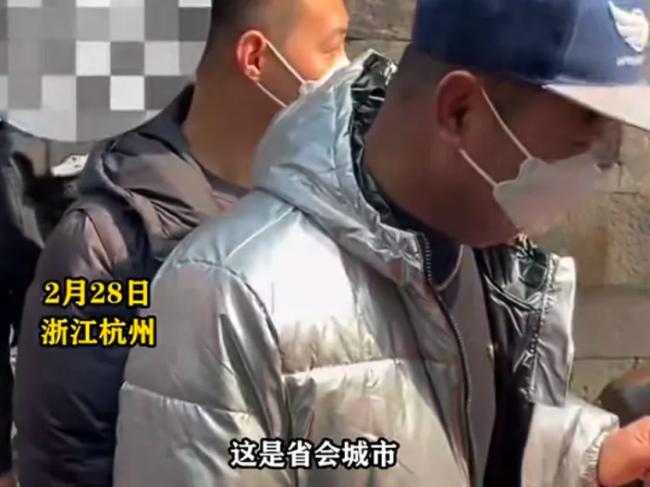 地域歧视不可取！保安阻止游客欧打秦桧像，说这里不是河南，河南是农村这里是省会 