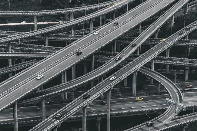 上天入地穿花海，这里的列车不一般！