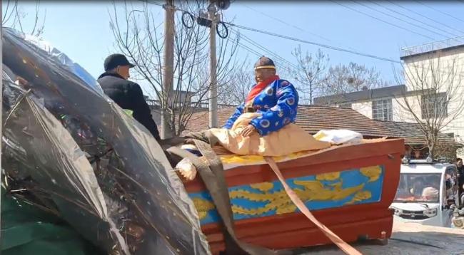 老汉为自己办“葬礼”：办完挺满意，平时比较孤独，只为自己图个开心