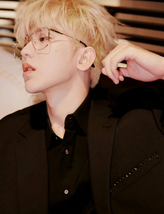 蔡徐坤金发西装墨镜随拍这谁看了不迷糊啊2