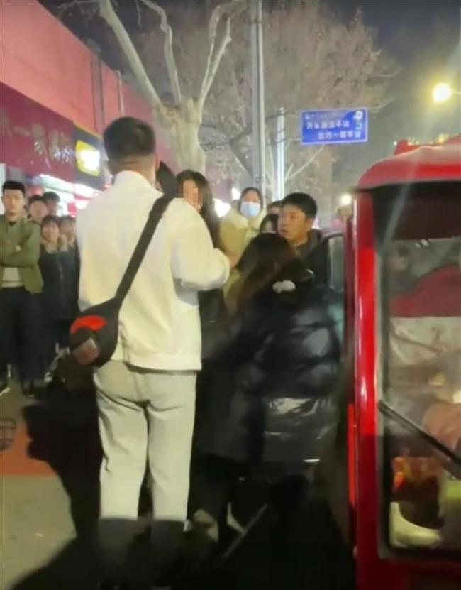  警方调查女孩当街打人 网友：一定要还阿姨一个公道 