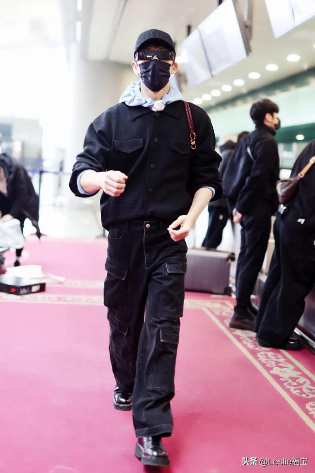 李荣浩与井柏然机场同框 网友：这是要组合出道吗？ 