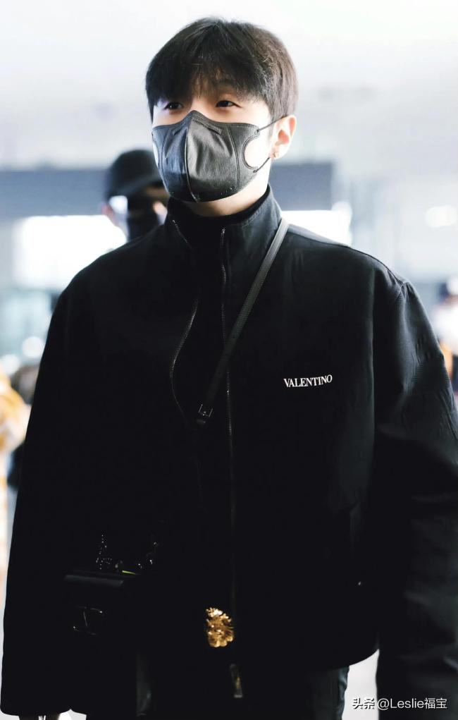 李荣浩与井柏然机场同框 网友：这是要组合出道吗？ 