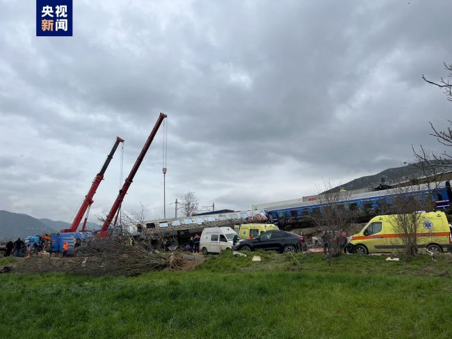 希腊列车相撞事故致大量伤亡 交通部长宣布辞职