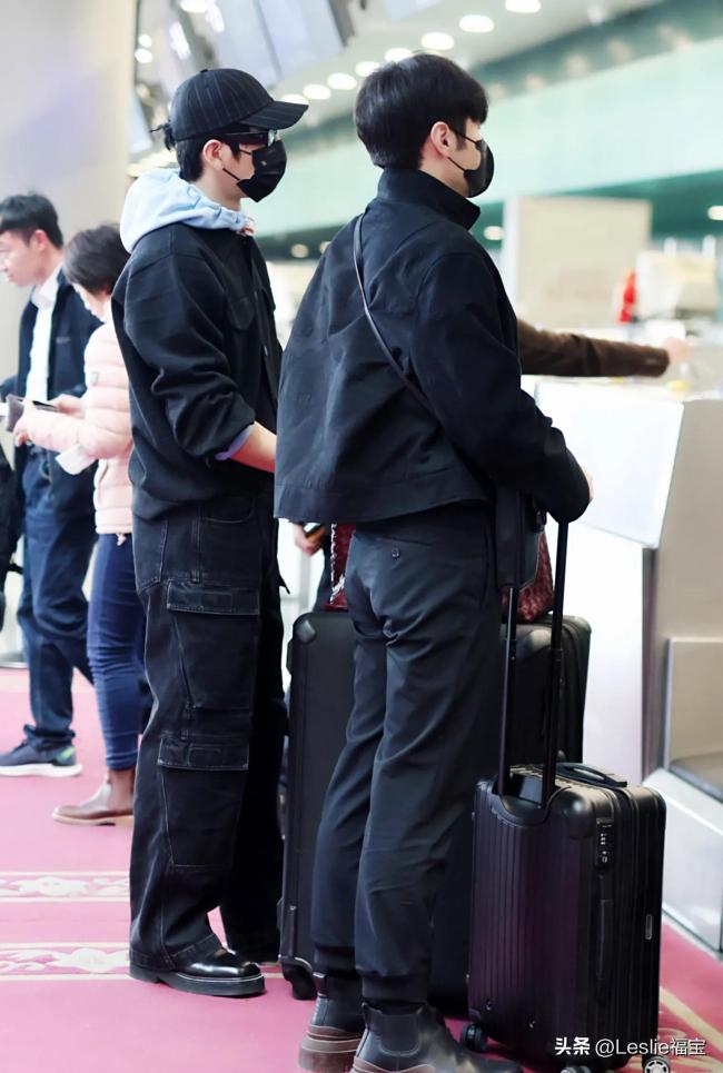 李荣浩与井柏然机场同框 网友：这是要组合出道吗？ 
