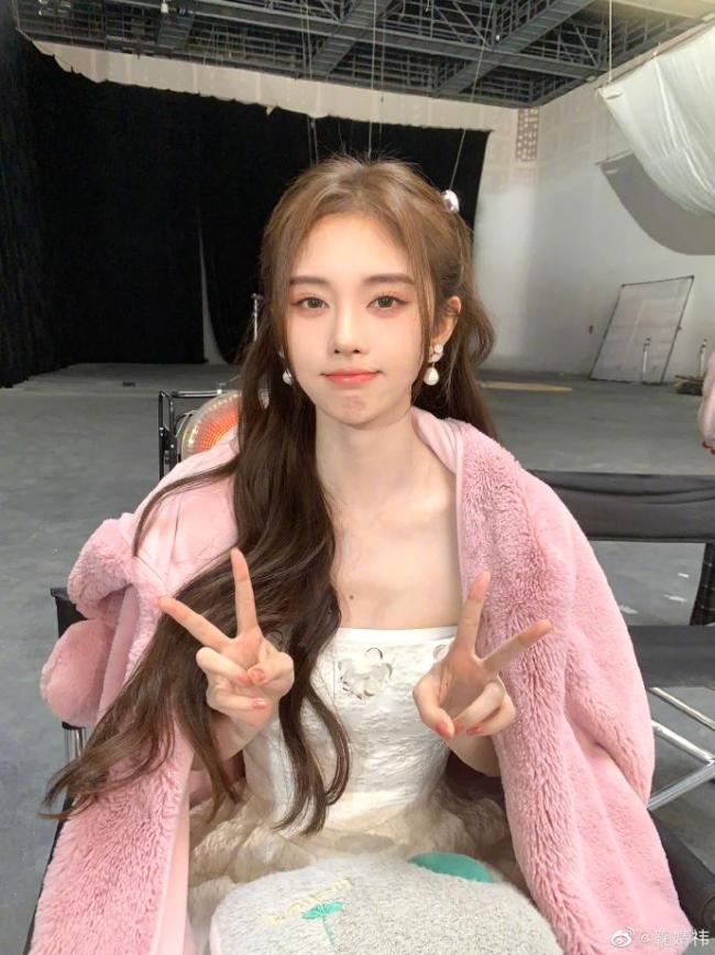 鞠婧祎元气清新照来啦 身穿花朵白裙宛如精灵