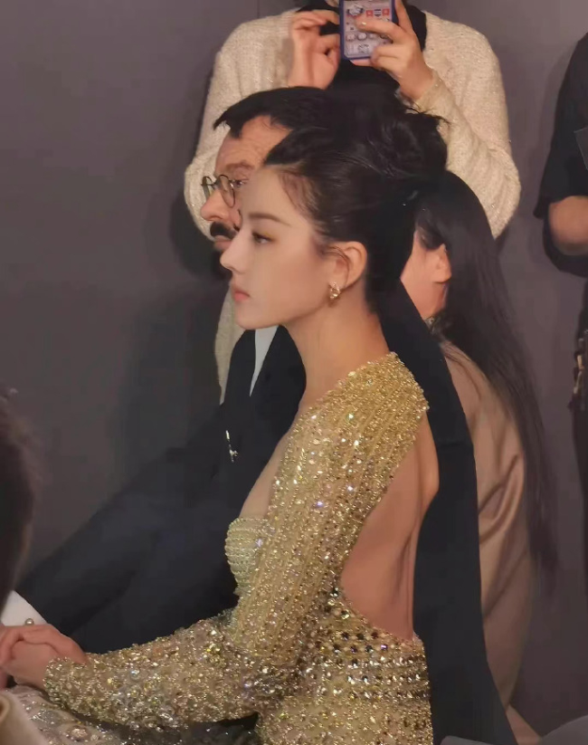  迪丽热巴最新活动生图 网友：姐姐别把我迷死 