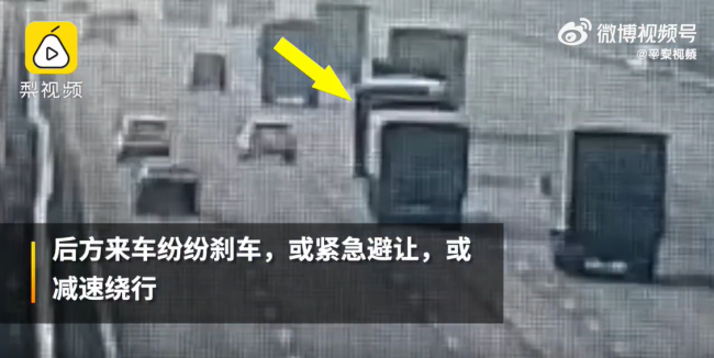 女子高速开车突然减速实线变道，后面车辆遭殃 网友：应该吊销驾照