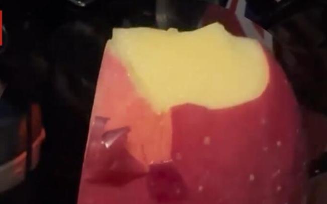 女子买到“双皮”苹果 口感还不错，不知道是否对身体有害