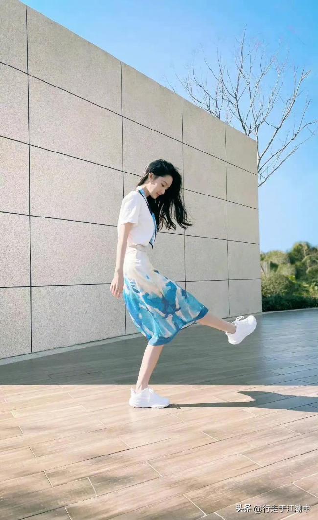 李沁分享扎染裙随拍 网友：这不纯纯女大学生嘛 
