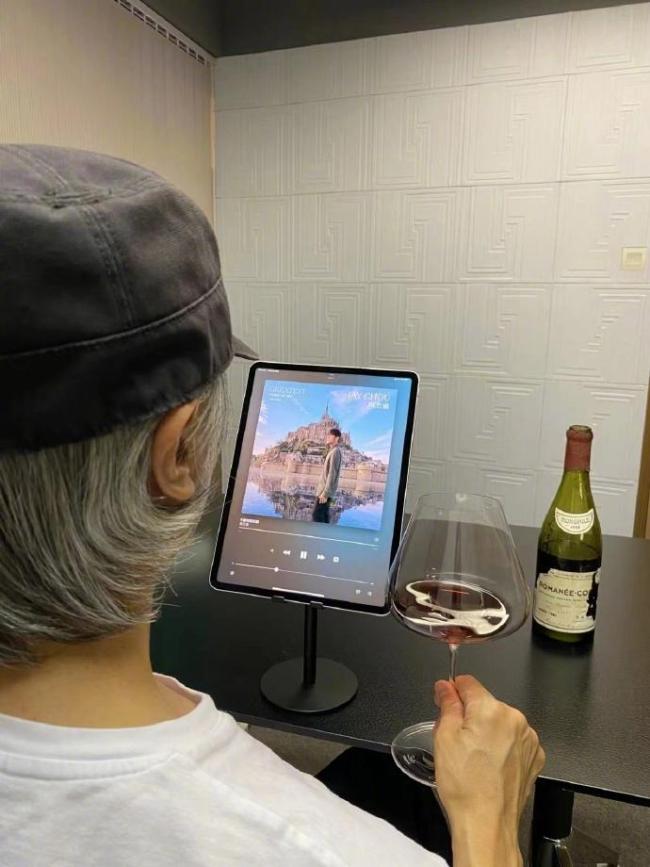 周星驰晒照喊话周杰伦 网友：梦幻联动有！