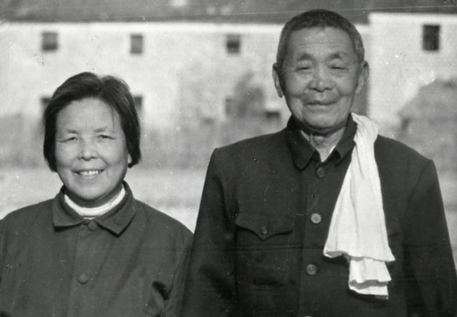 甘祖昌（右）、龚全珍夫妇（资料照片）。新华社发