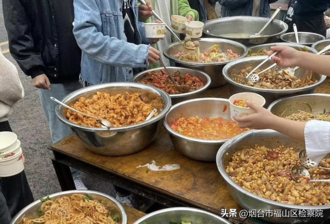 大学生组团打卡工地食堂：13元1位，饭菜自选管饱！
