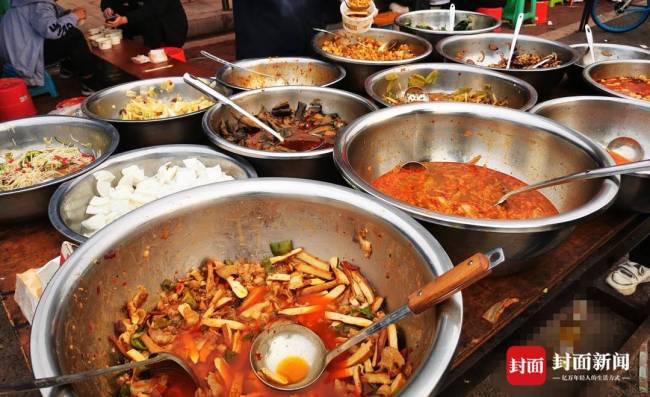 一工地食堂成学生打卡点 网友：大学生是懂薅羊毛的 