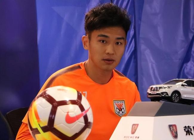 山东泰山球员吴兴涵 网友:猪队友带不动