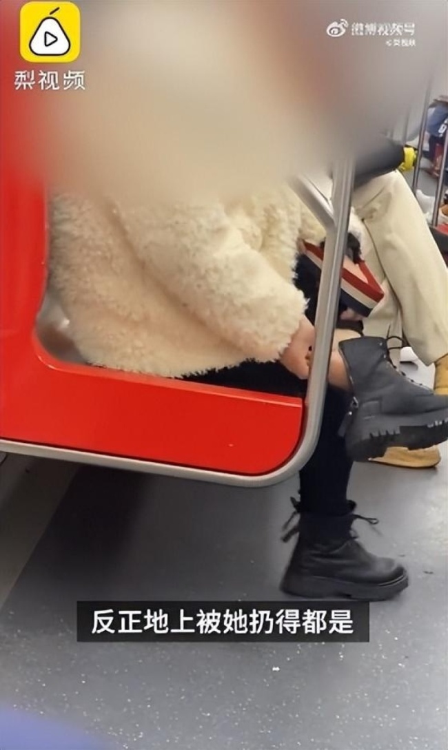 杭州地铁回应女子跷二郎腿抠脚皮：到站打扫 加强巡逻提醒