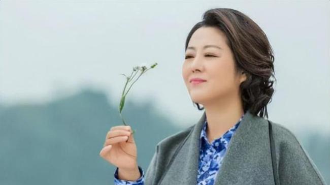 演员王茜华带泪发文惹猜疑是不是抑郁 老师要好好的照顾自己哦