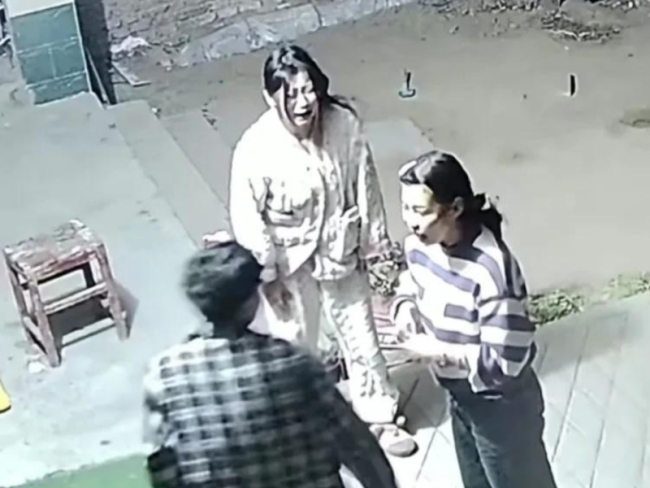 姐姐被弟弟打哭委屈告状：大姐出手血脉压制弟弟